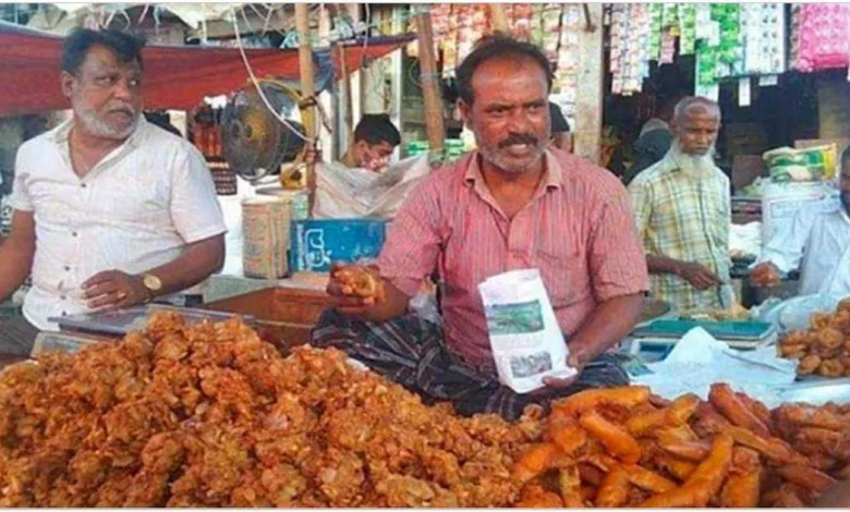 ফুটপাতেই প্রতিদিন দেড় লাখ টাকার ইফতারি বিক্রি করেন মাসুদ