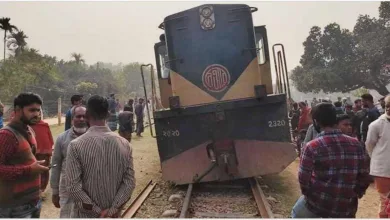 শ্রীপুর রেলস্টেশনের আউটার সিগন্যালে একটি ট্রেনের ইঞ্জিন লাইনচ্যুত