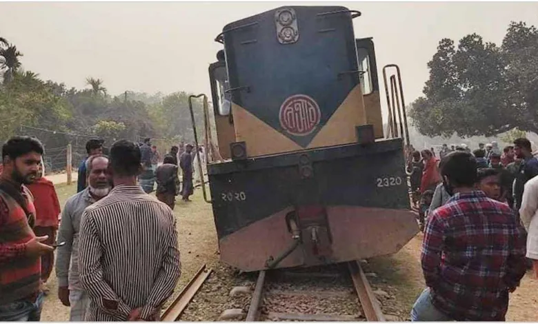 শ্রীপুর রেলস্টেশনের আউটার সিগন্যালে একটি ট্রেনের ইঞ্জিন লাইনচ্যুত