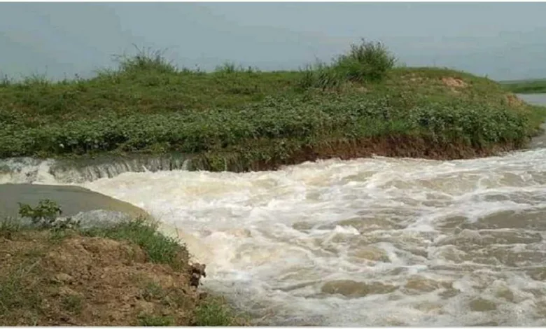 সুনামগঞ্জে টাঙ্গুয়ার হাওরের পানির চাপে বাঁধ ভেঙে গেছে