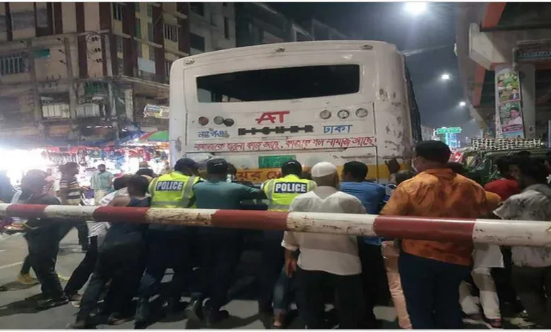 জুরাইন রেলক্রসিংয়ে পুলিশ সদস্যরা ধাক্কা দিয়ে অচল বাস নিরাপদে সরিয়ে পুরস্কৃত