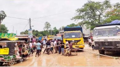 রাস্তা সংস্কার দাবিতে অবরোধে মেয়রকে টেনে কাদায় নামানোর চেষ্টা অবরোধকারীদের