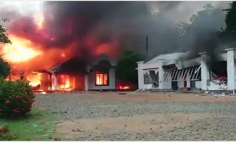 শ্রীলংকায় একজন এমপি এবং সাবেক এক মন্ত্রীর বাড়িতে আগুন