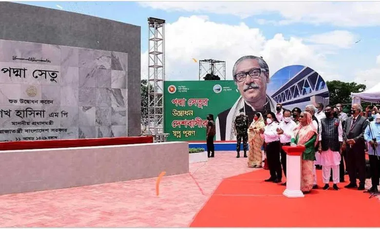 পদ্মা সেতুর উদ্বোধনী কার্যক্রম শেষ করার পরই পদ্মা সেতুতে হাজারও উচ্ছ্বাসিত মানুষ ভিড়