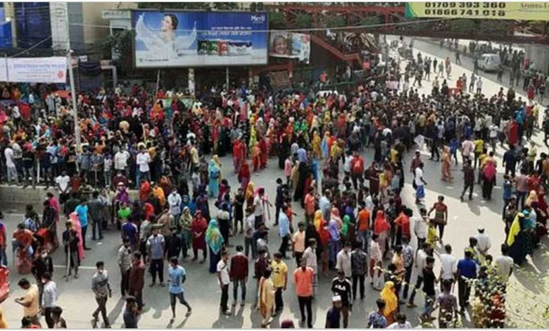 বেতন–ভাতা বাড়ানোর দাবিতে মিরপুরে পোশাক কারখানার শ্রমিকদের সড়ক অবরোধ