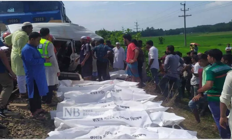 চট্টগ্রামের মিরসরাইয়ে ট্রেন দুর্ঘটনায় ১১ জনের মরদেহ স্বজনদের কাছে হস্তান্তর