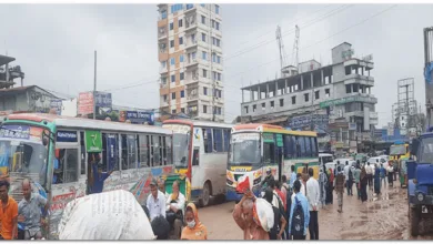 ধাক্কা দিয়ে যাত্রী বাসের নিচে