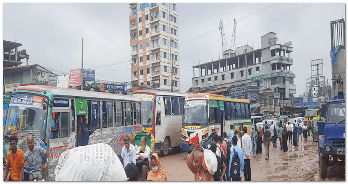 ধাক্কা দিয়ে যাত্রী বাসের নিচে