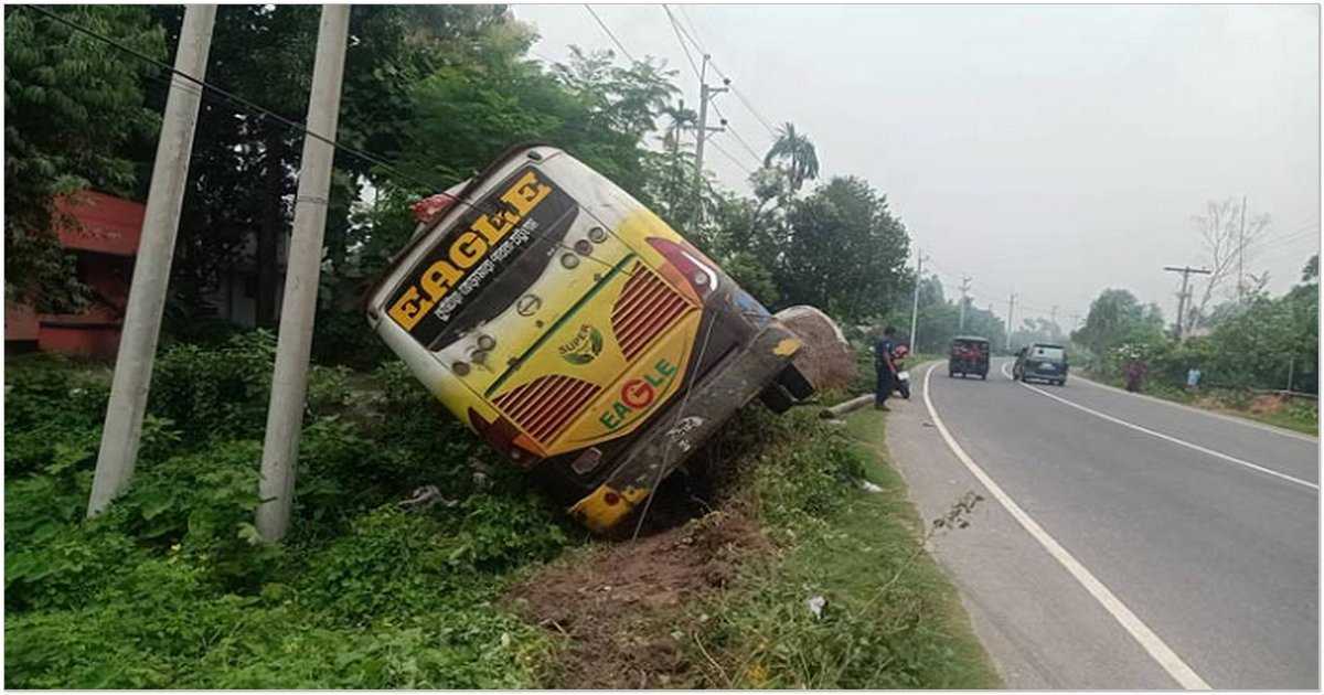 চলন্ত বাসে ডাকাতি শেষে এক নারী যাত্রীকে ধর্ষণের অভিযোগ