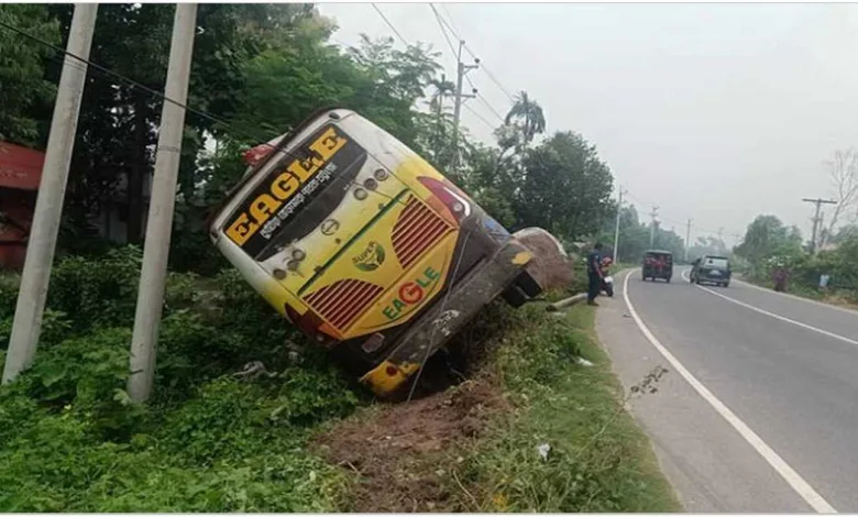 চলন্ত বাসে ডাকাতি শেষে এক নারী যাত্রীকে ধর্ষণের অভিযোগ