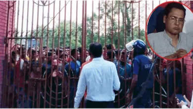 ছাত্রীর সঙ্গে আপত্তিকর অবস্থায় লম্পট এক শিক্ষককে আটক