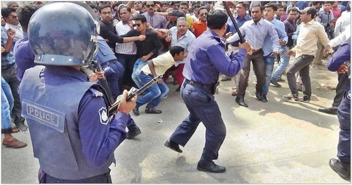 নারায়ণগঞ্জ মহানগর বিএনপির বিক্ষোভ সমাবেশ ও মিছিলে পুলিশ লাঠিপেটা