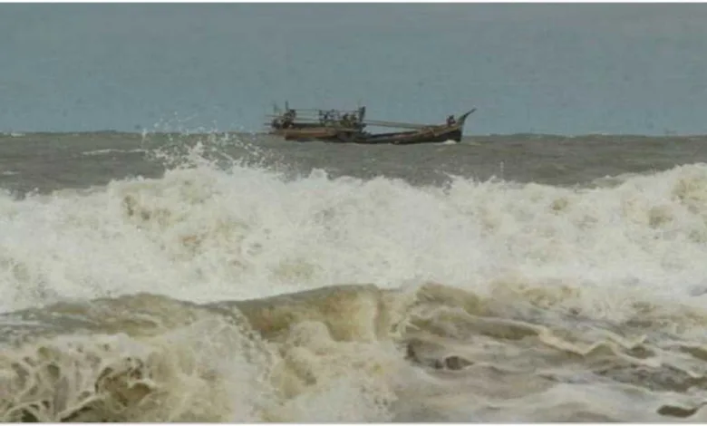 নিম্নচাপের প্রভাবে চট্টগ্রাম মোংলা ও পায়রা সমুদ্রবন্দরে ৩ নম্বর সতর্কতা সংকেত