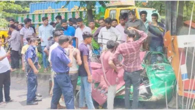 পুলিশের তাড়া খেয়ে অটোরিকশার সঙ্গে বাসের মুখোমুখি সংঘর্ষ অটো চালক নিহত