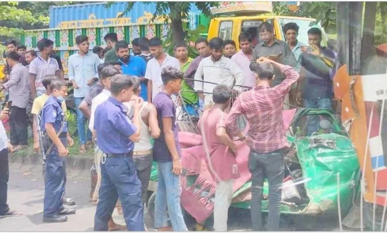 পুলিশের তাড়া খেয়ে অটোরিকশার সঙ্গে বাসের মুখোমুখি সংঘর্ষ অটো চালক নিহত