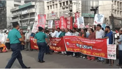 রাজধানীর শাহবাগ এলাকায় অর্ধদিবস হরতালের সমর্থনে বিক্ষোভ মিছিল