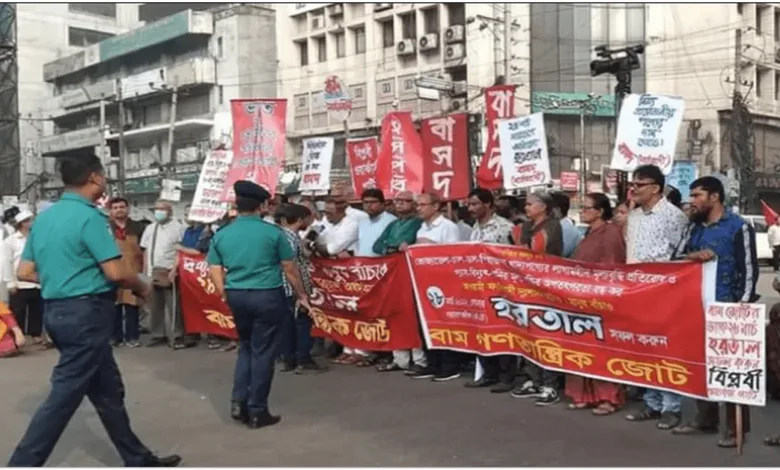 রাজধানীর শাহবাগ এলাকায় অর্ধদিবস হরতালের সমর্থনে বিক্ষোভ মিছিল