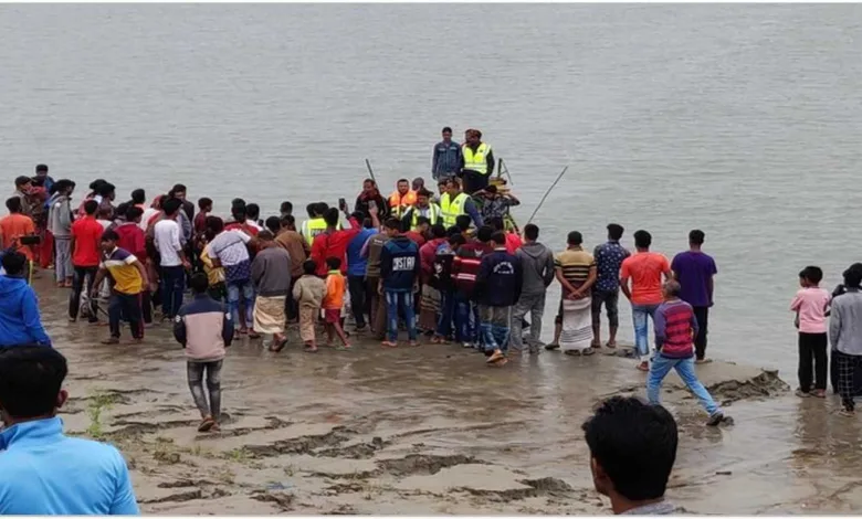 পদ্মা নদীতে ৩ ঘণ্টার ব্যবধানে ২ নৌকাডুবি নিখোঁজ ৩ঃরাজশাহী