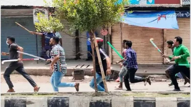 বিএনপির সমাবেশস্থলে লাঠি নিয়ে অবস্থান আ লীগের নেতা কর্মীদের