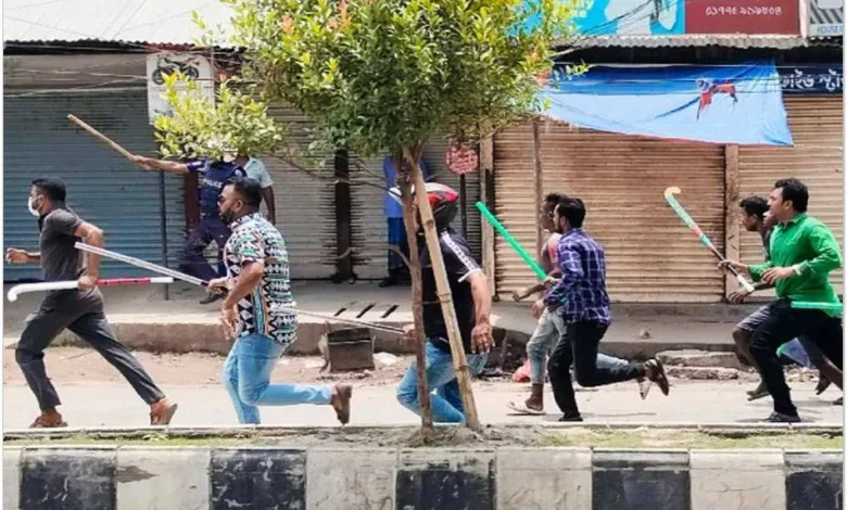 বিএনপির সমাবেশস্থলে লাঠি নিয়ে অবস্থান আ লীগের নেতা কর্মীদের