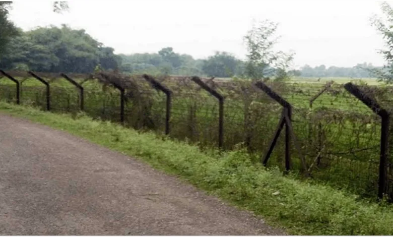 বেনাপোল সীমান্তের ভারত সংলগ্ন কাঁটাতারের কাছ থেকে মৃতদেহ উদ্ধার