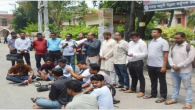 রাজশাহীতে টেলিভিশনে লাইভ চলাকালে দুই সাংবাদিককে মারধর করা হয়েছে