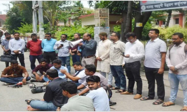 রাজশাহীতে টেলিভিশনে লাইভ চলাকালে দুই সাংবাদিককে মারধর করা হয়েছে