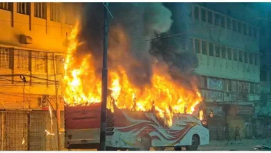 রাজধানীর বাংলামোটর এলাকায় যাত্রীবাহী বাসে হঠাৎ আগুন