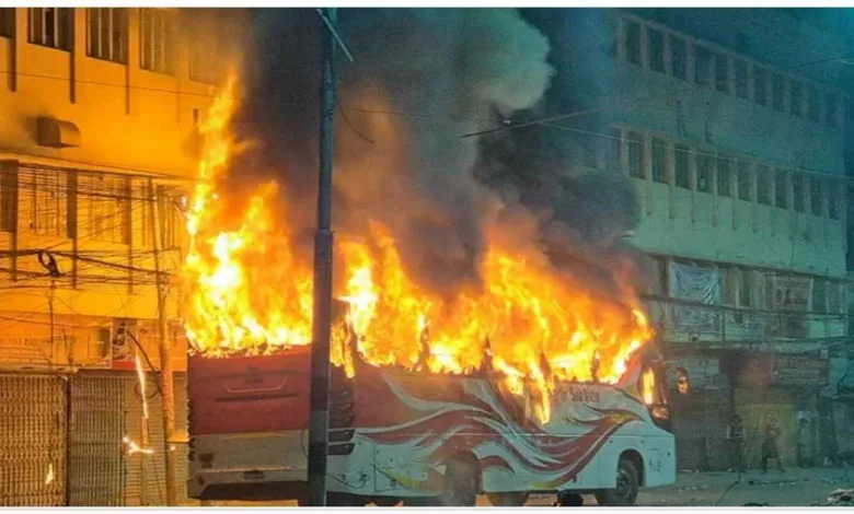 রাজধানীর বাংলামোটর এলাকায় যাত্রীবাহী বাসে হঠাৎ আগুন